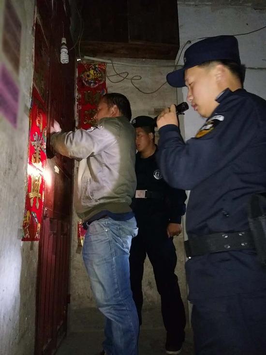 牡丹江粗心妈妈误将幼女锁家中 民警全城寻开锁师傅开门