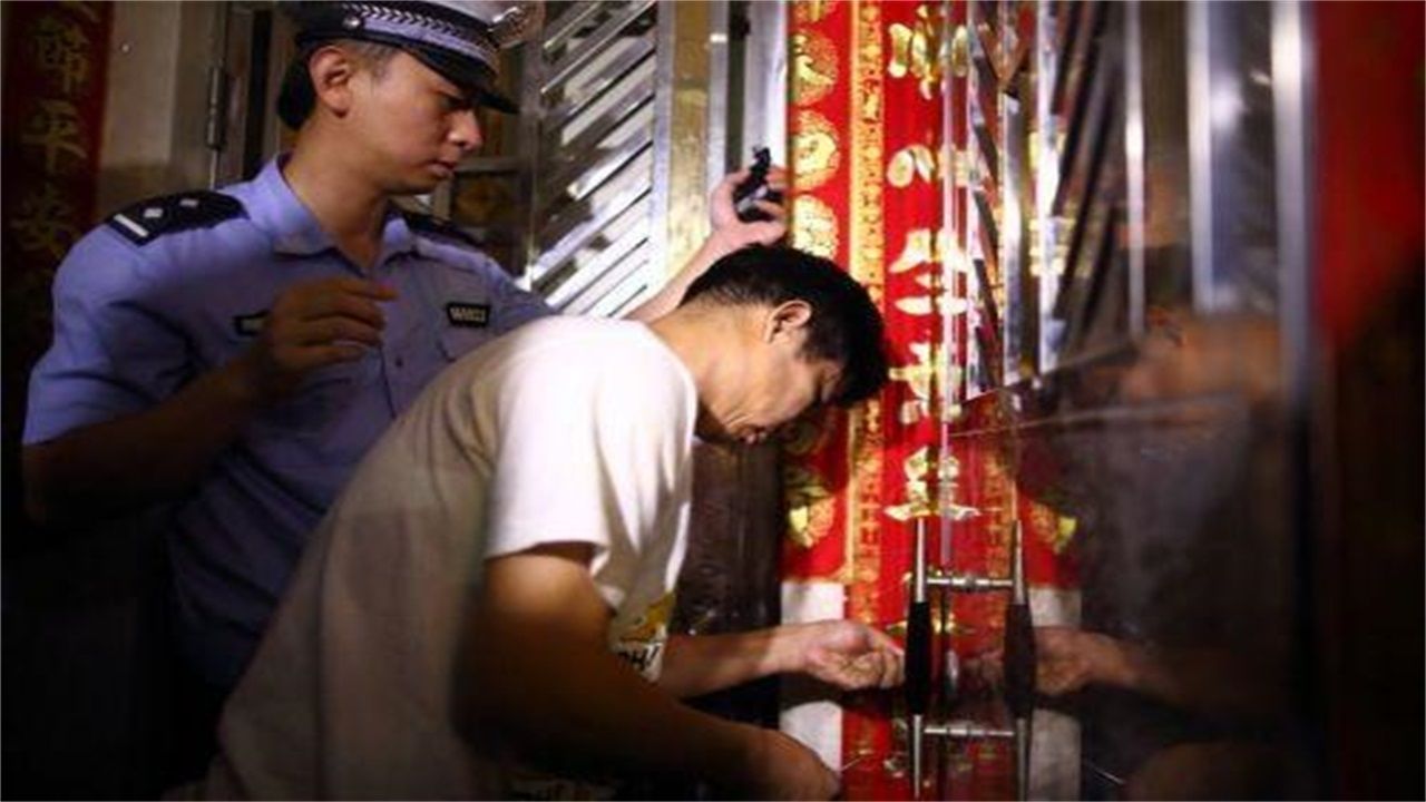 牡丹江请开锁师傅开了锁后，师傅为什么一般都不进门，就算主人请也不进去？